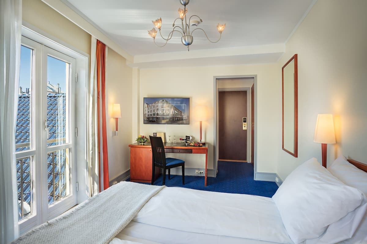 Colchones con pillow-top, escritorio y espacio para trabajar con laptop