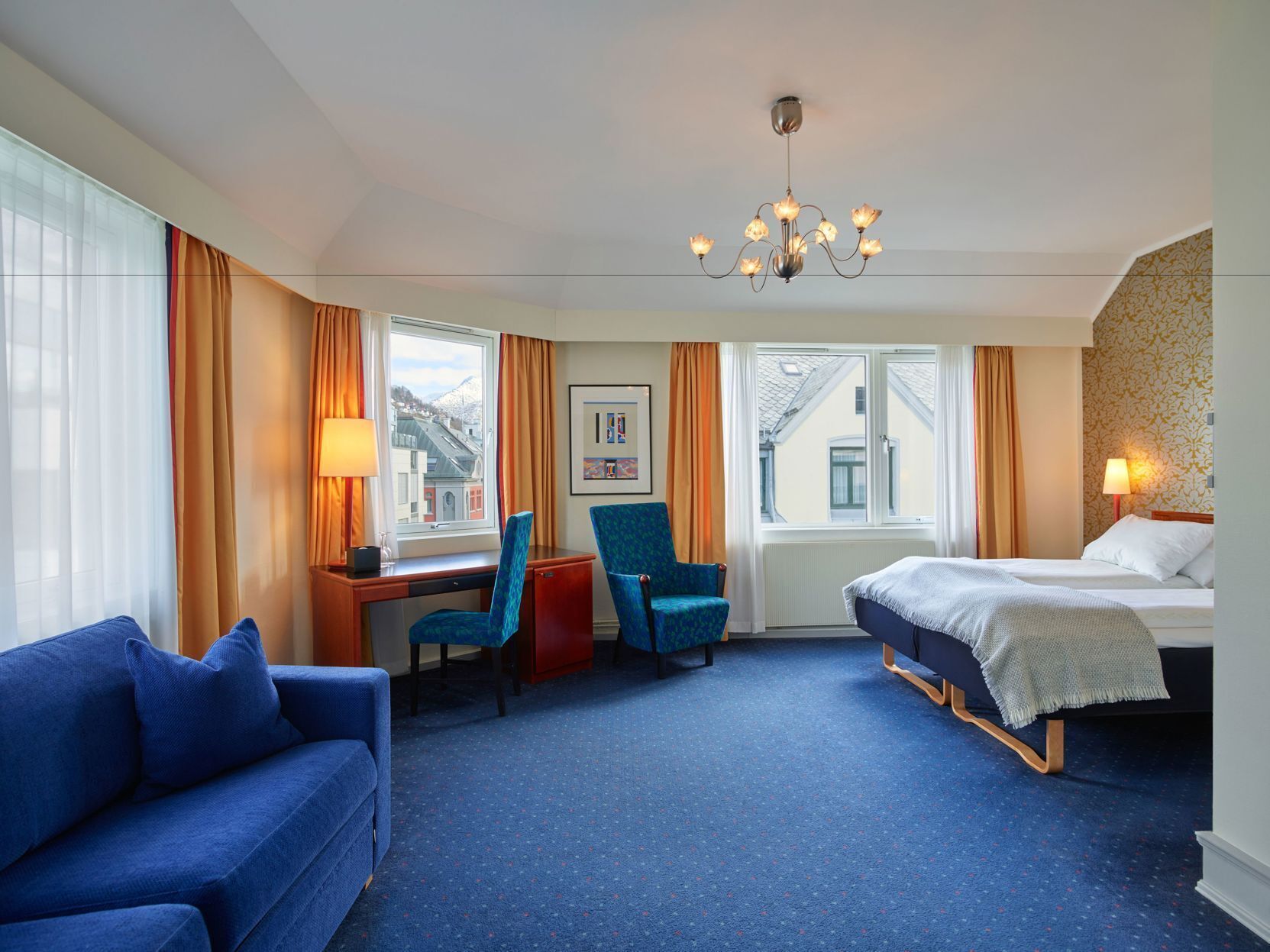 Colchones con pillow-top, escritorio y espacio para trabajar con laptop 