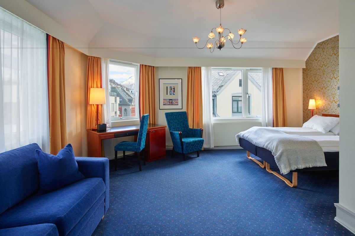 Colchones con pillow-top, escritorio y espacio para trabajar con laptop