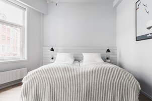 Rúm með „pillowtop“-dýnum, skrifborð, vinnuaðstaða fyrir fartölvur