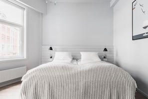 Pillowtop-bedden, een bureau, een laptopwerkplek, geluiddichte muren