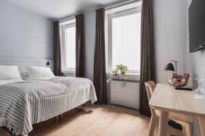 Habitación doble estándar | 1 habitación, camas con pillow-top y escritorio 