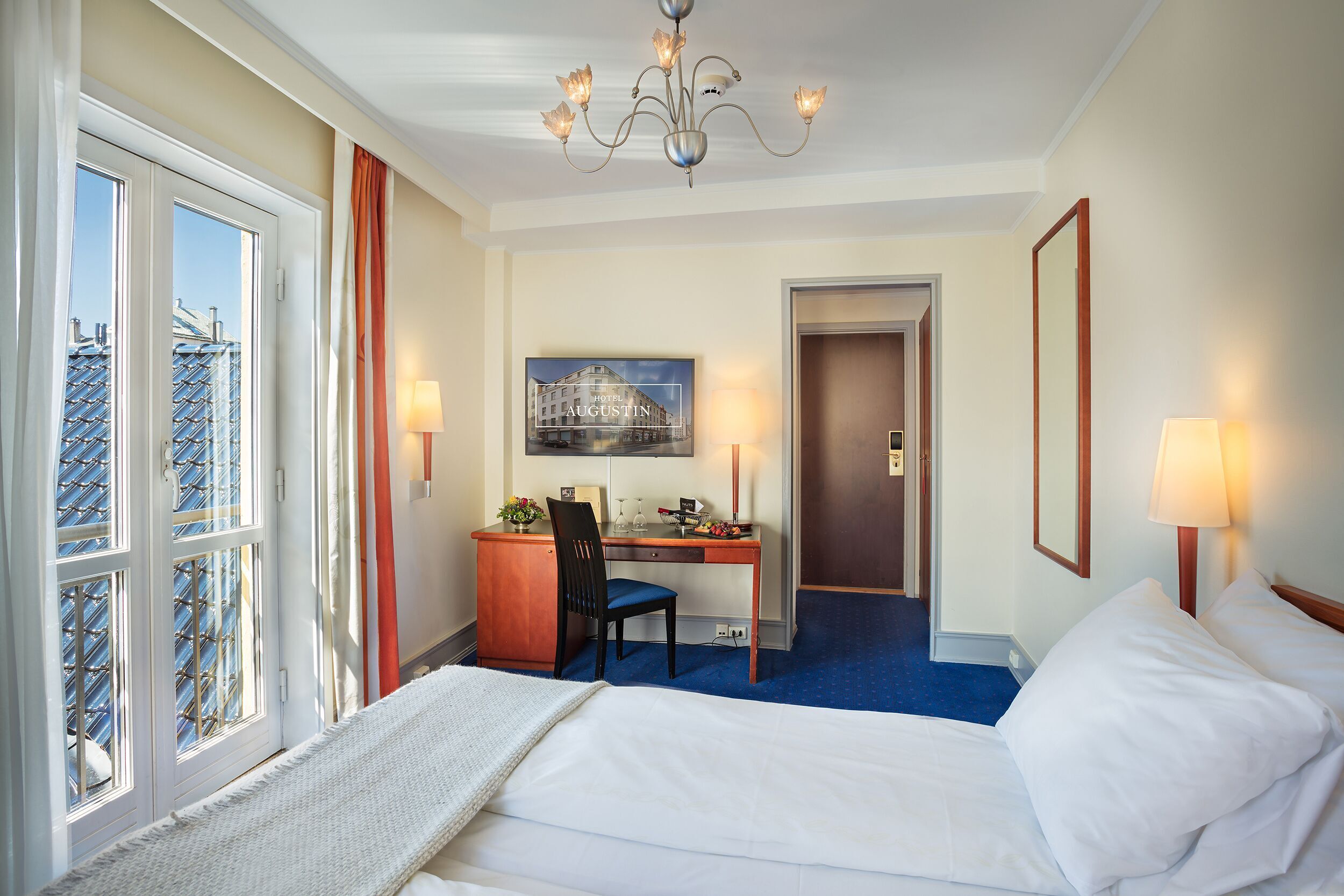 Colchones con pillow-top, escritorio y espacio para trabajar con laptop 