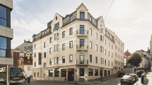 Un hotel de varios pisos con un estilo arquitectónico europeo clásico, que cuenta con balcones y ventanas grandes.