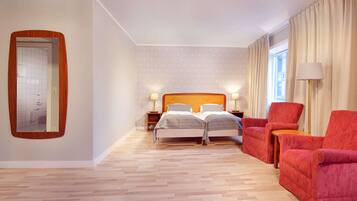 Colchones con pillow-top, escritorio y tabla de planchar con plancha