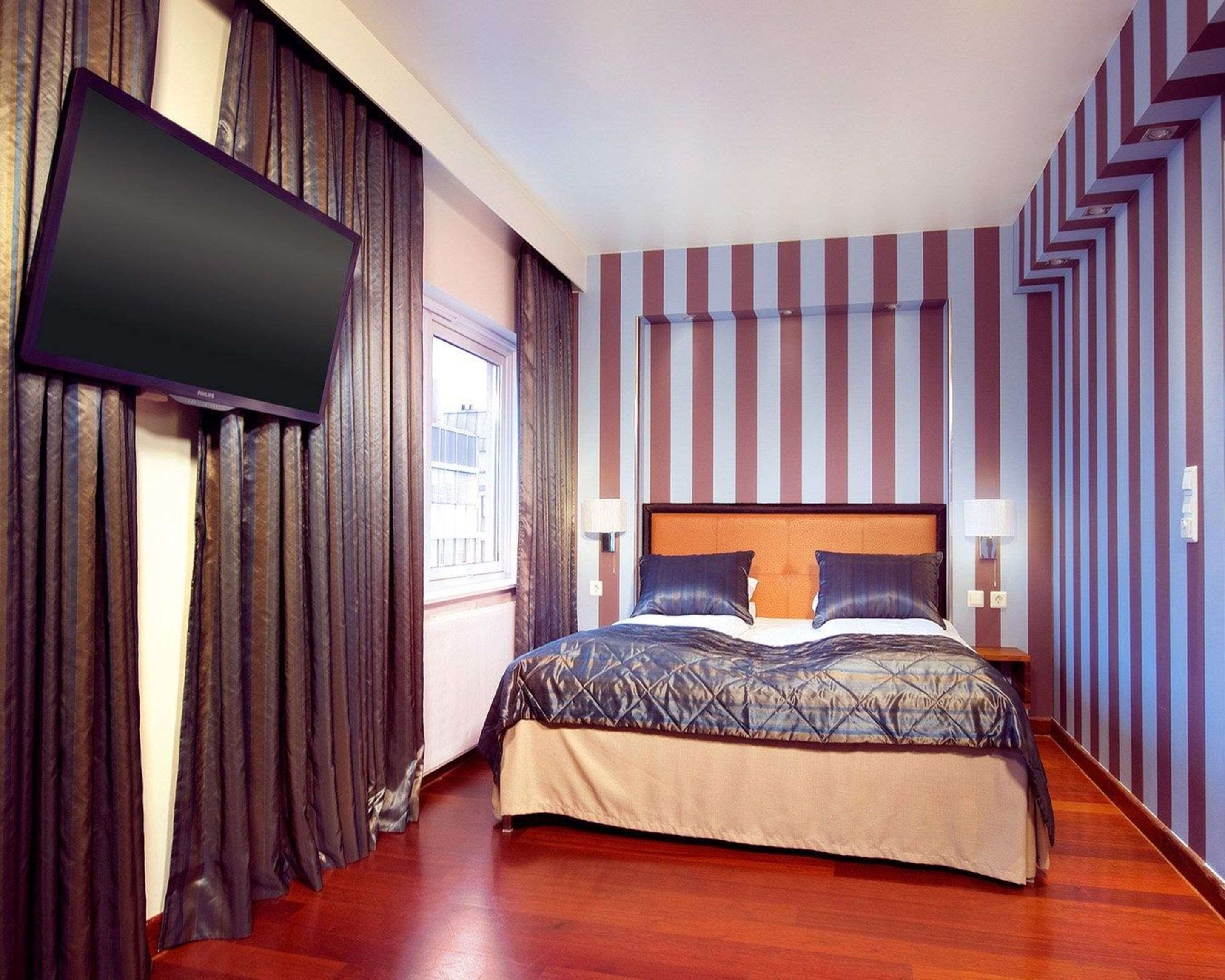 pillow-top beds, desk, iron/ironing board, cots/infant beds