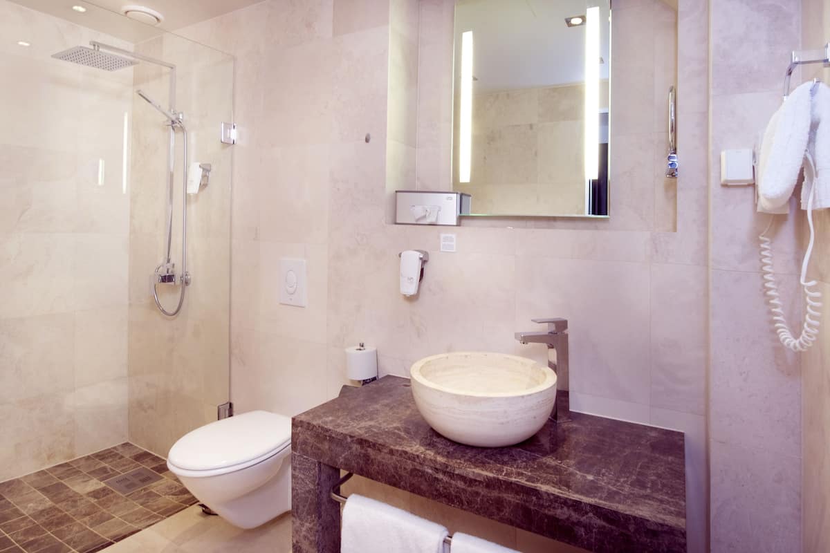 superior double room, 1 double bed, non smoking | bathroom | free toiletries, hair dryer, towels