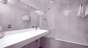 Articles de toilette gratuits, sĂšche-cheveux, serviettes fournies