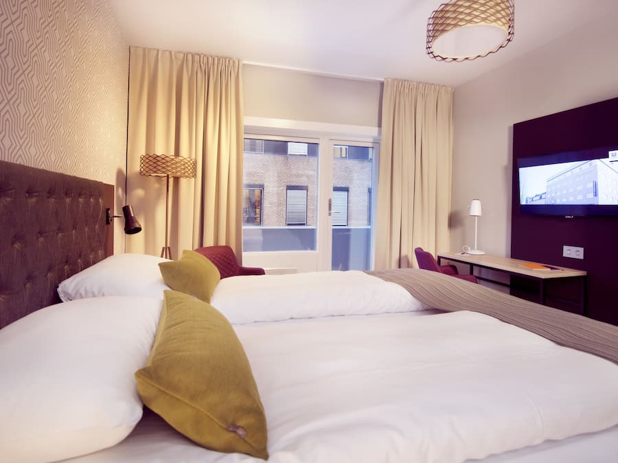 Senger med overmadrass, skrivebord, strykejern/-brett og barnesenger