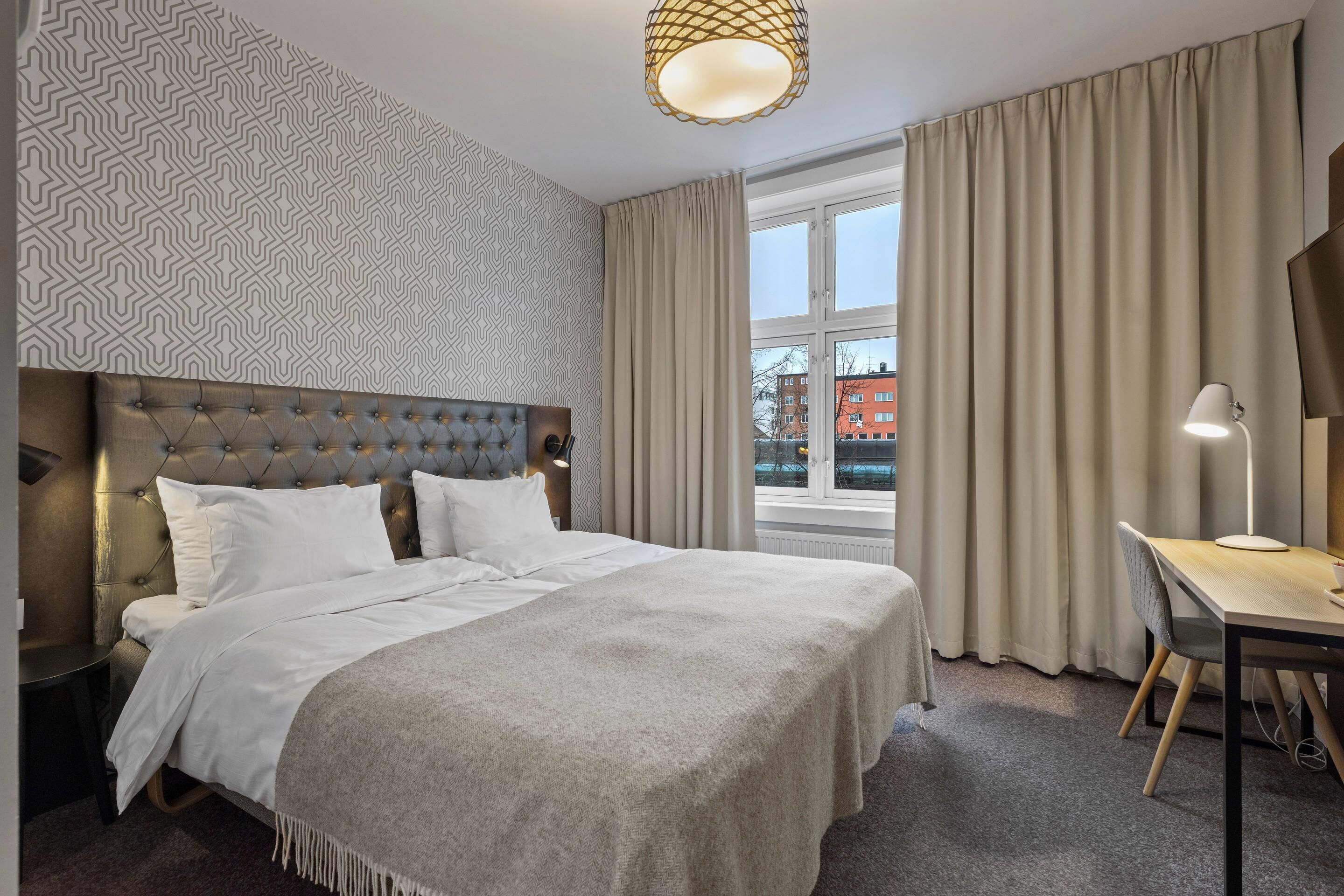 Standard, 1, Double Bed, Non Smoking | Surmatelas, bureau, fer et planche à repasser, lits bébé (en supplément)