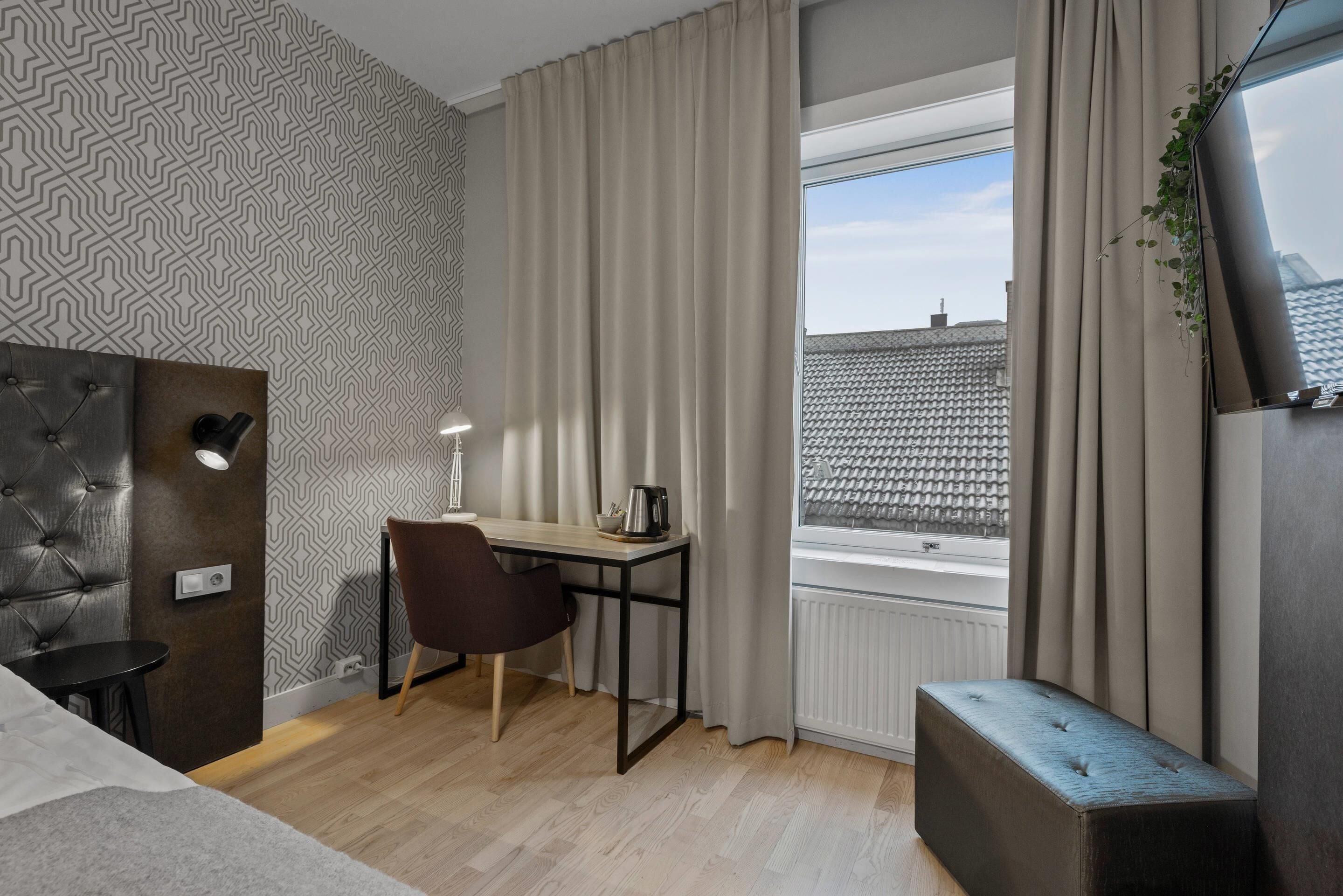 Chambre Simple (Compact) | Surmatelas, bureau, fer et planche à repasser, lits bébé (en supplément)