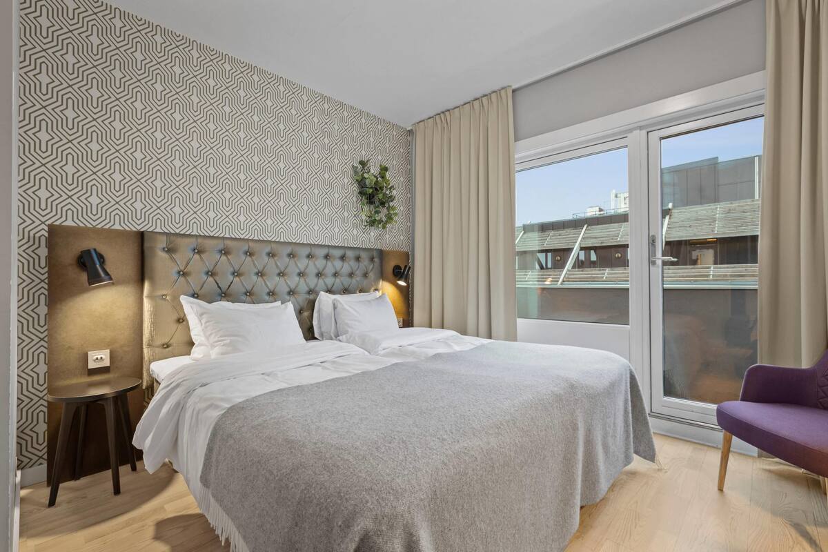 Habitación estándar con 2 camas individuales | Camas con pillow-top, escritorio, tabla de planchar con plancha y cunas
