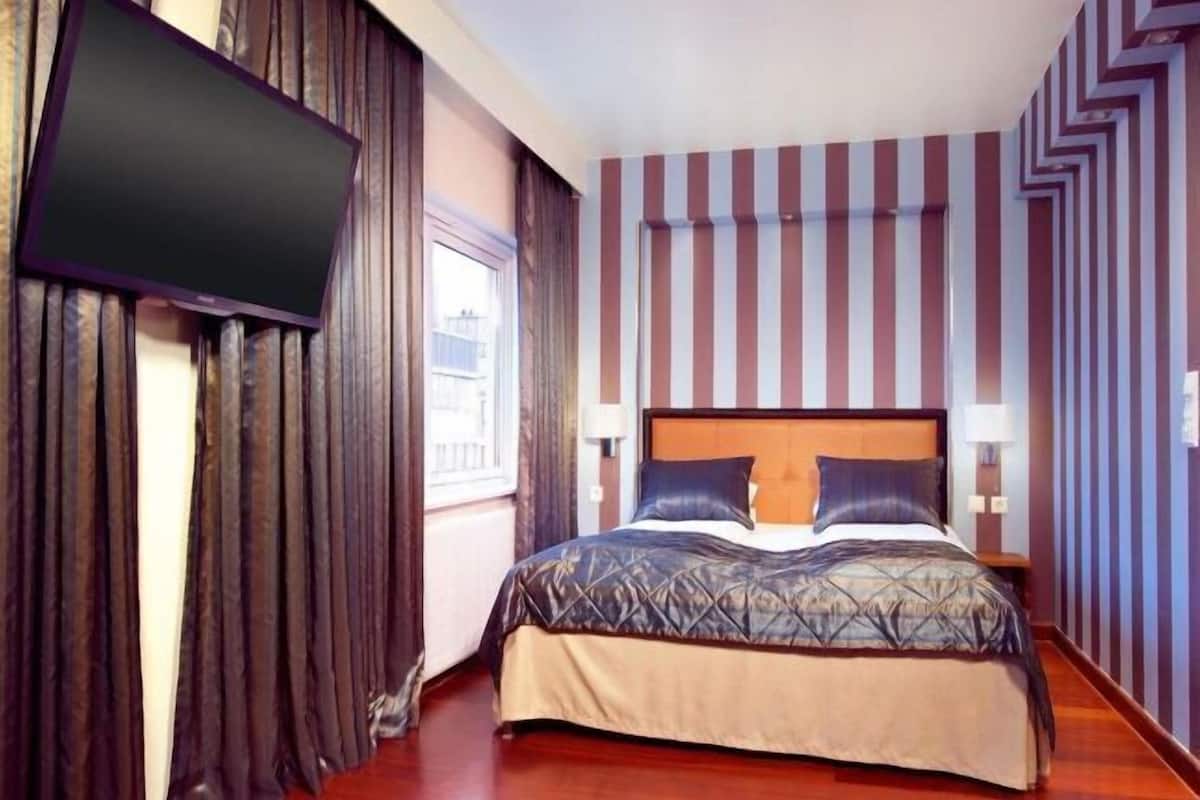 Camas con pillow-top, escritorio, tabla de planchar con plancha y cunas