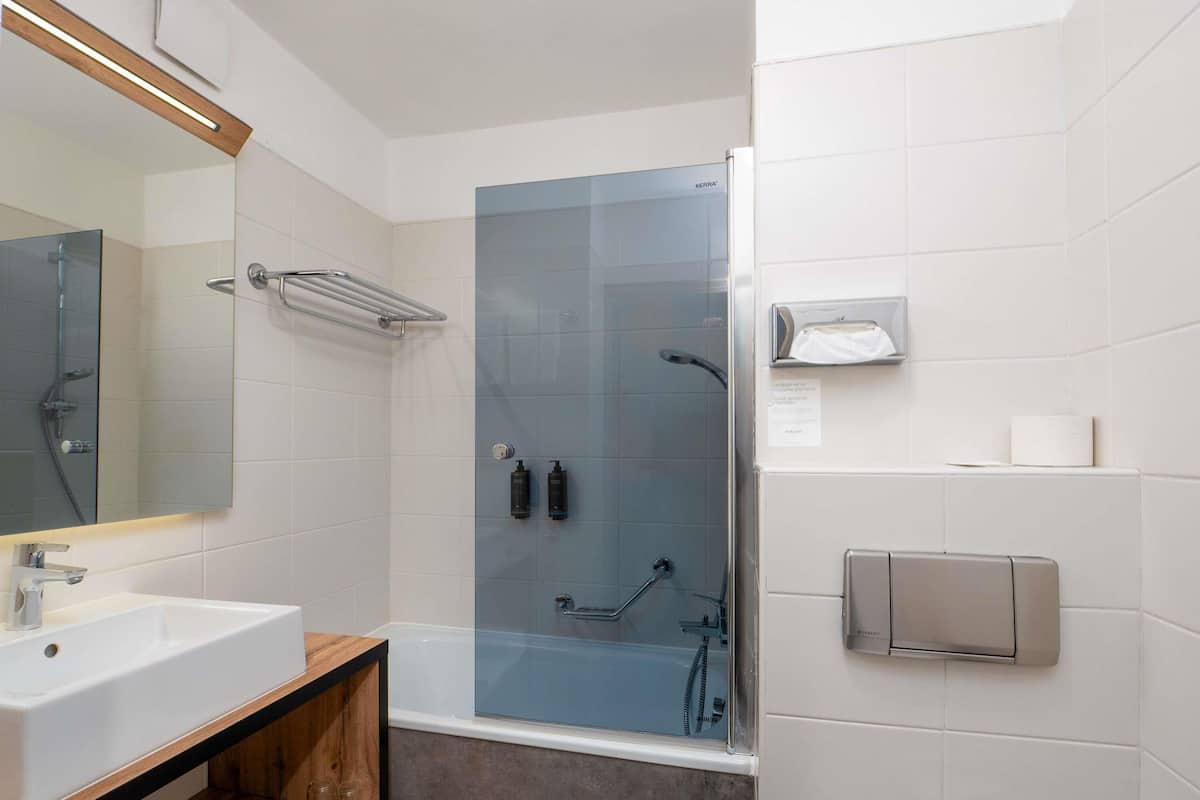 1 chambre, minibar, bureau, rideaux occultants
