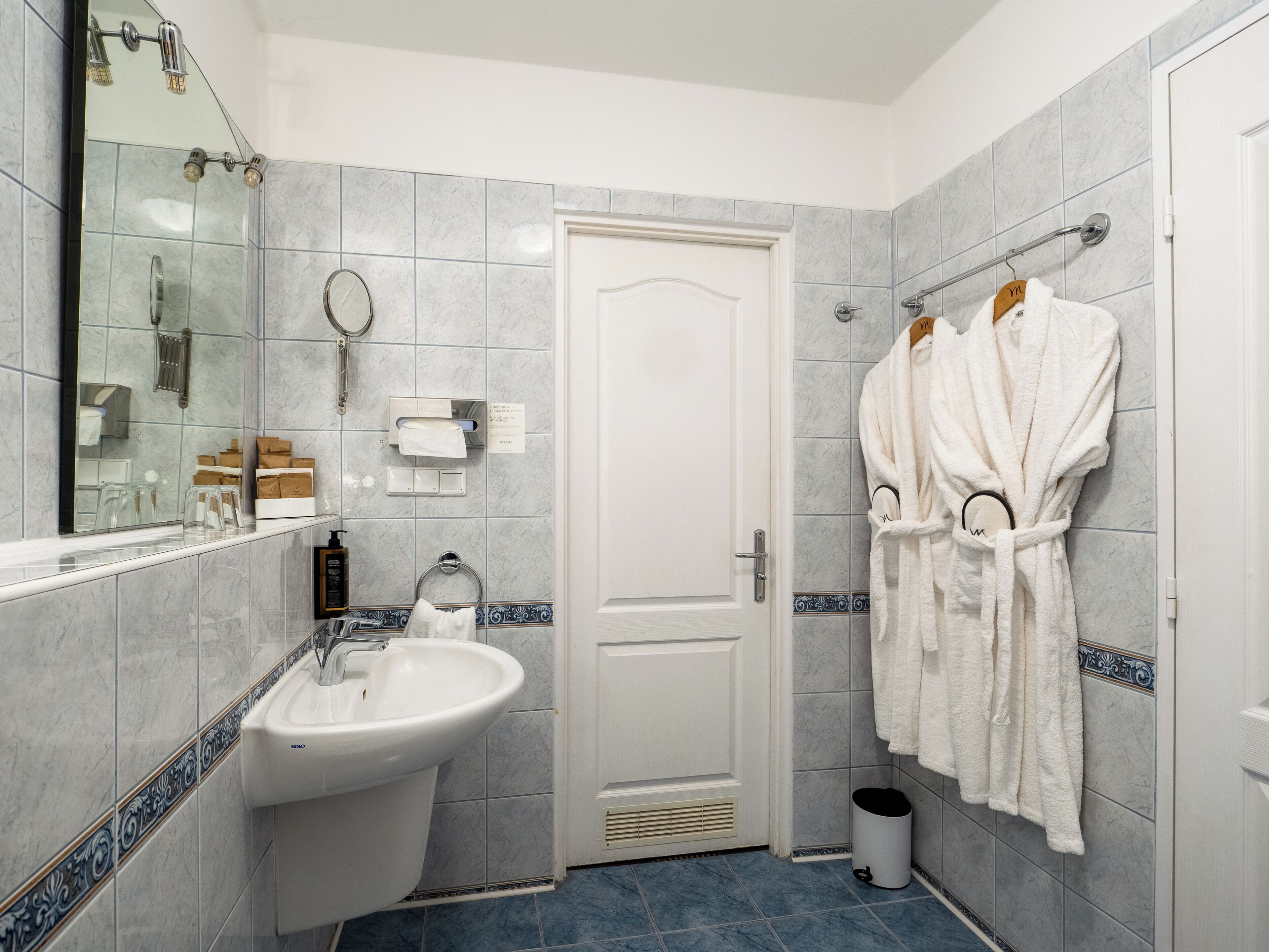 superior apartment, 1 bedroom | bathroom | combined shower/bathtub, eco-friendly toiletries, hair dryer, towels