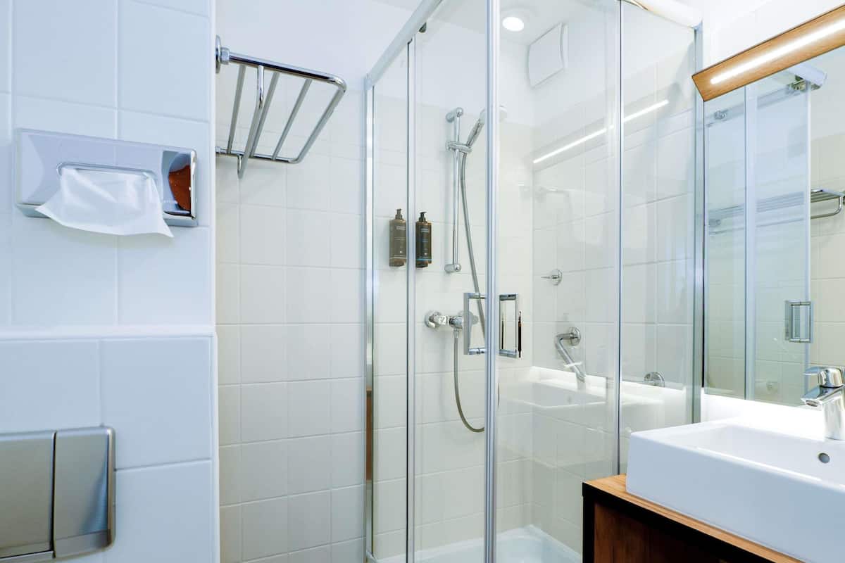 高級客房, 1 張標準雙人床, 公園景觀 | 1 間臥室、迷你吧、書桌、遮光布/窗簾