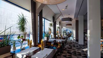 Melayani sarapan, makan siang, dan makan malam