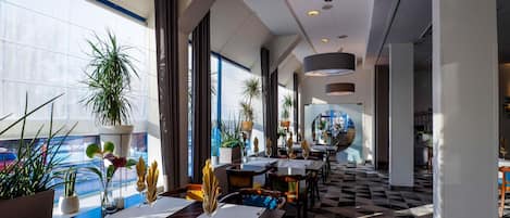 Melayani sarapan, makan siang, dan makan malam