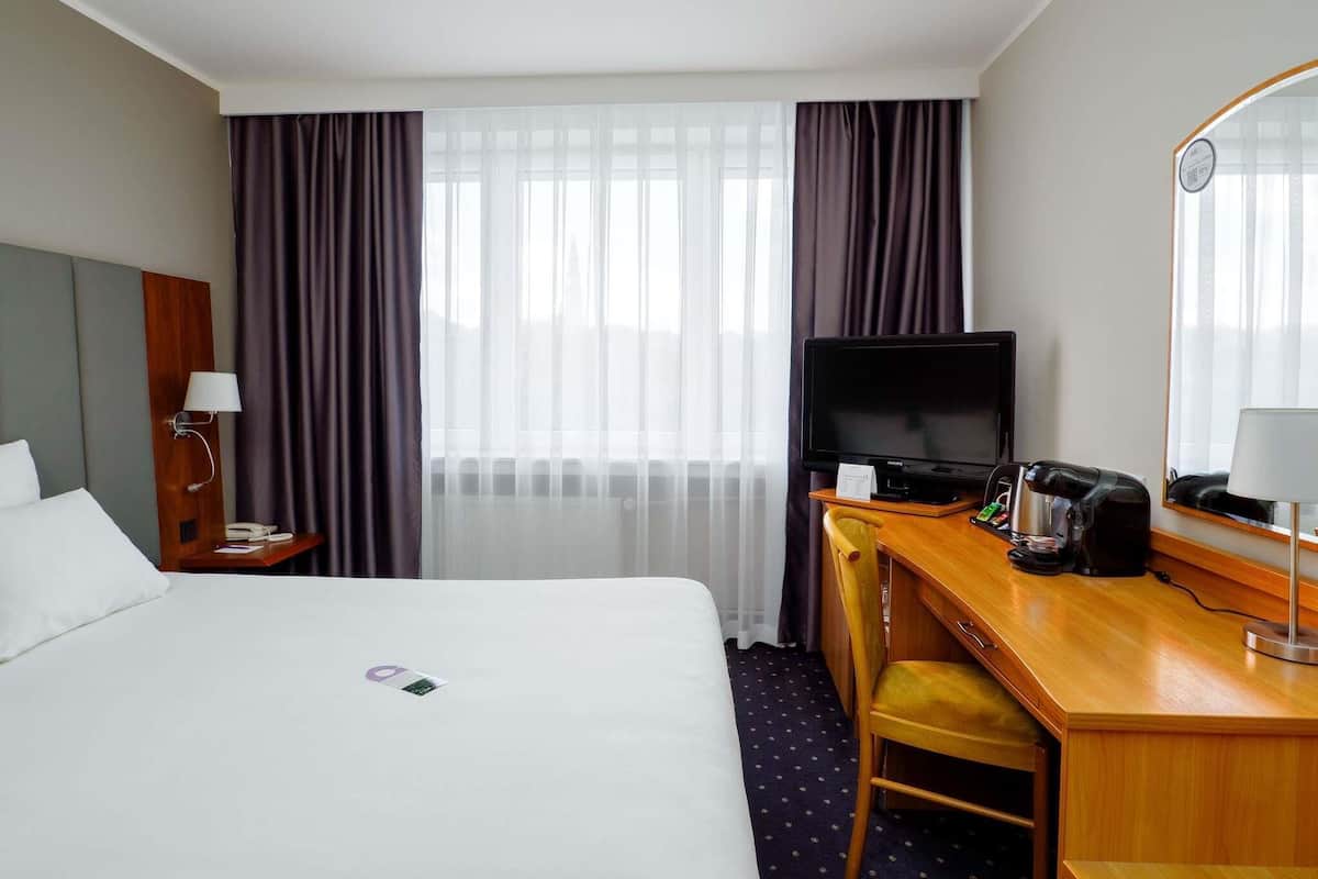 Standard Room, 1 Twin Bed | Minibar, desk, blackout drapes, rollaway beds