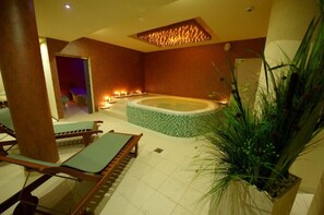 Indoor spa tub