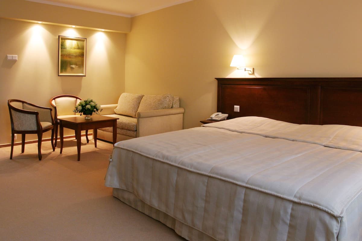Premium bedding, blackout curtains, iron/ironing board, free WiFi