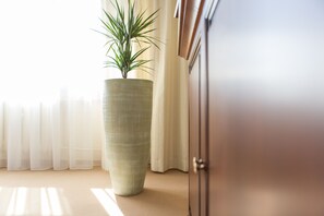 高档床上用品、遮光窗帘、熨斗/熨板、免费 WiFi