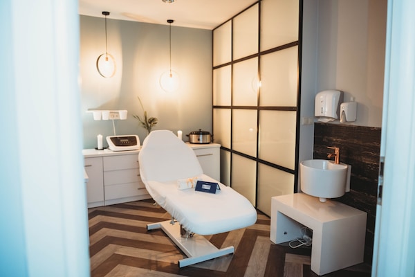 Couples treatment rooms, sauna, hot tub, steam room, body treatments