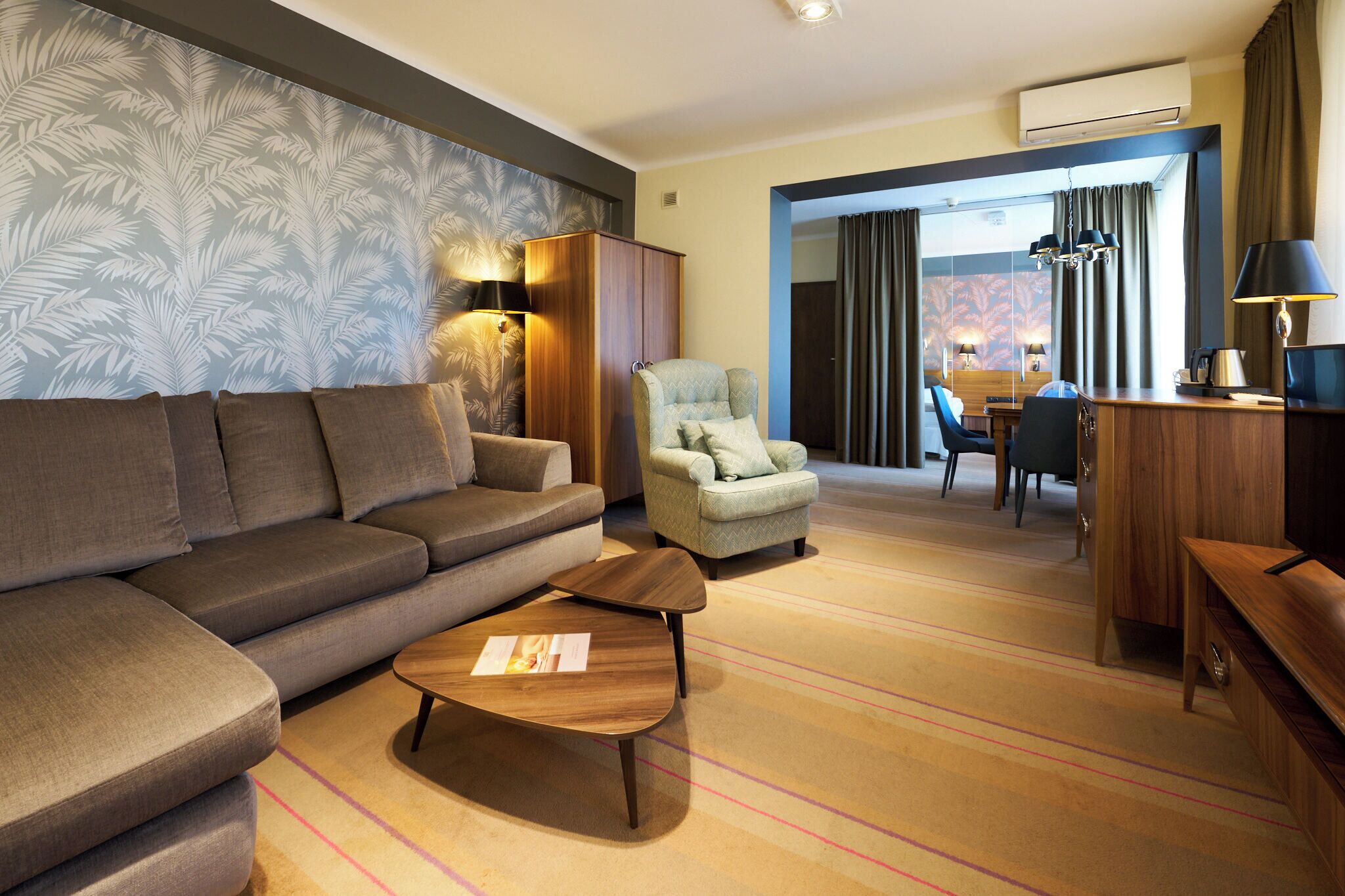 Deluxe Apartment | Hypo-allergenic bedding, desk, laptop workspace, blackout drapes