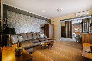 Hypo-allergenic bedding, minibar, desk, laptop workspace