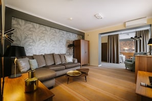 Hypo-allergenic bedding, minibar, desk, laptop workspace