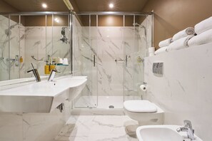 Ducha, artículos de tocador gratuitos, secador de pelo, batas