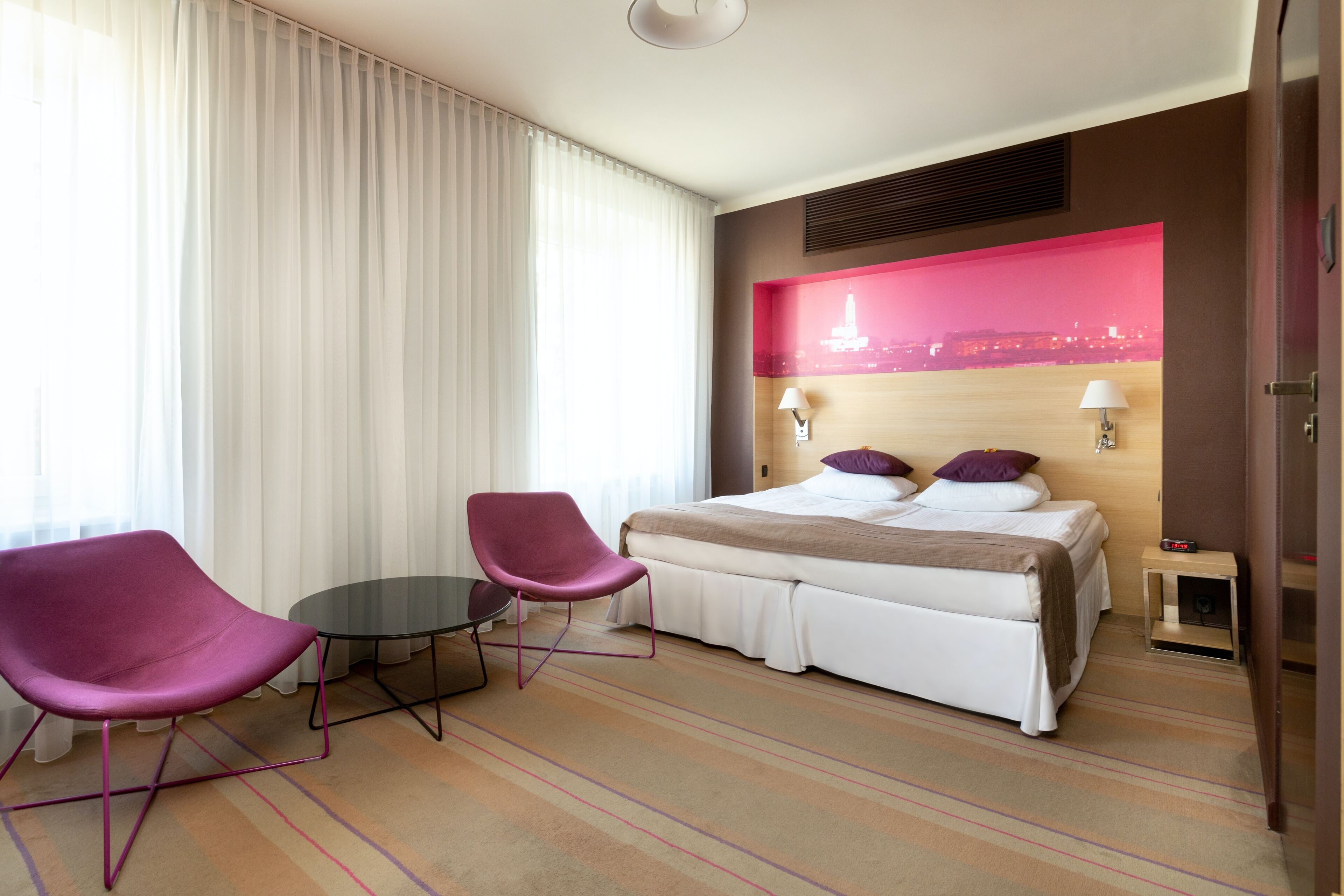 comfort room, 1 queen bed, non smoking (quiet location) | hypo-allergenic bedding, minibar, desk, laptop workspace