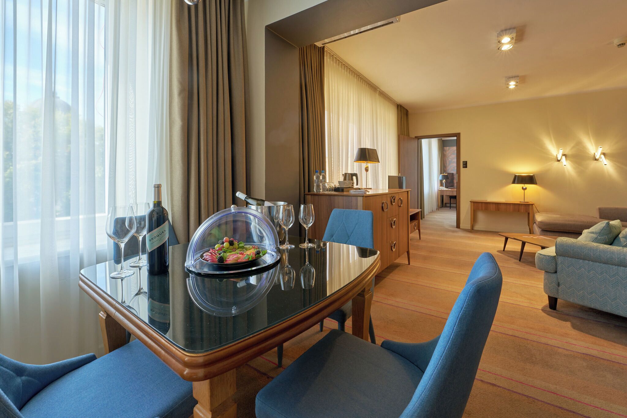 ملاءات للفراش لا تسبب الحساسية ومكتب ومساحة عمل للكمبيوتر المحمول