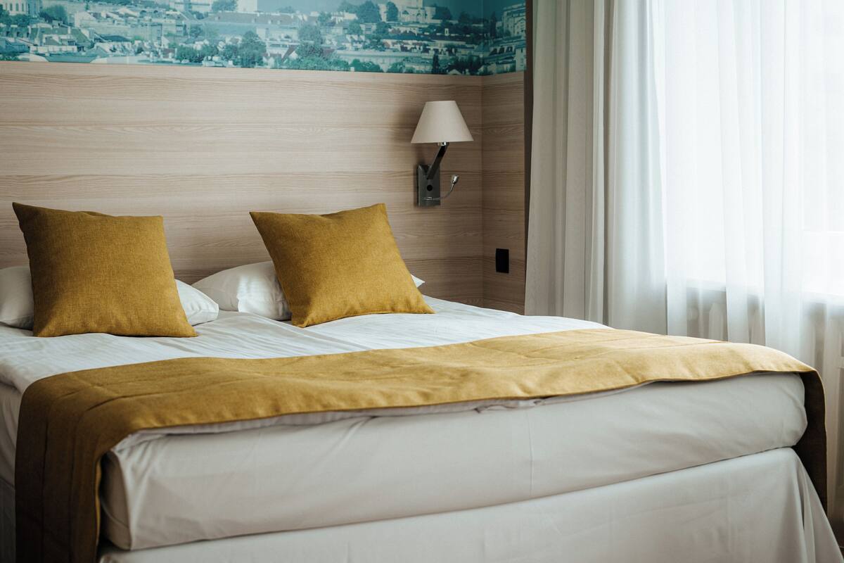 standard double room | hypo-allergenic bedding, minibar, desk, laptop workspace