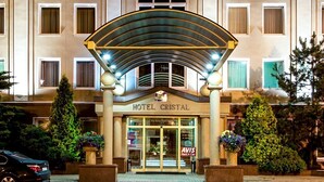 A hotel named HOTEL CRISTAL with a prominent entrance and a covered walkway. - Hotel Cristal (Bialystok)