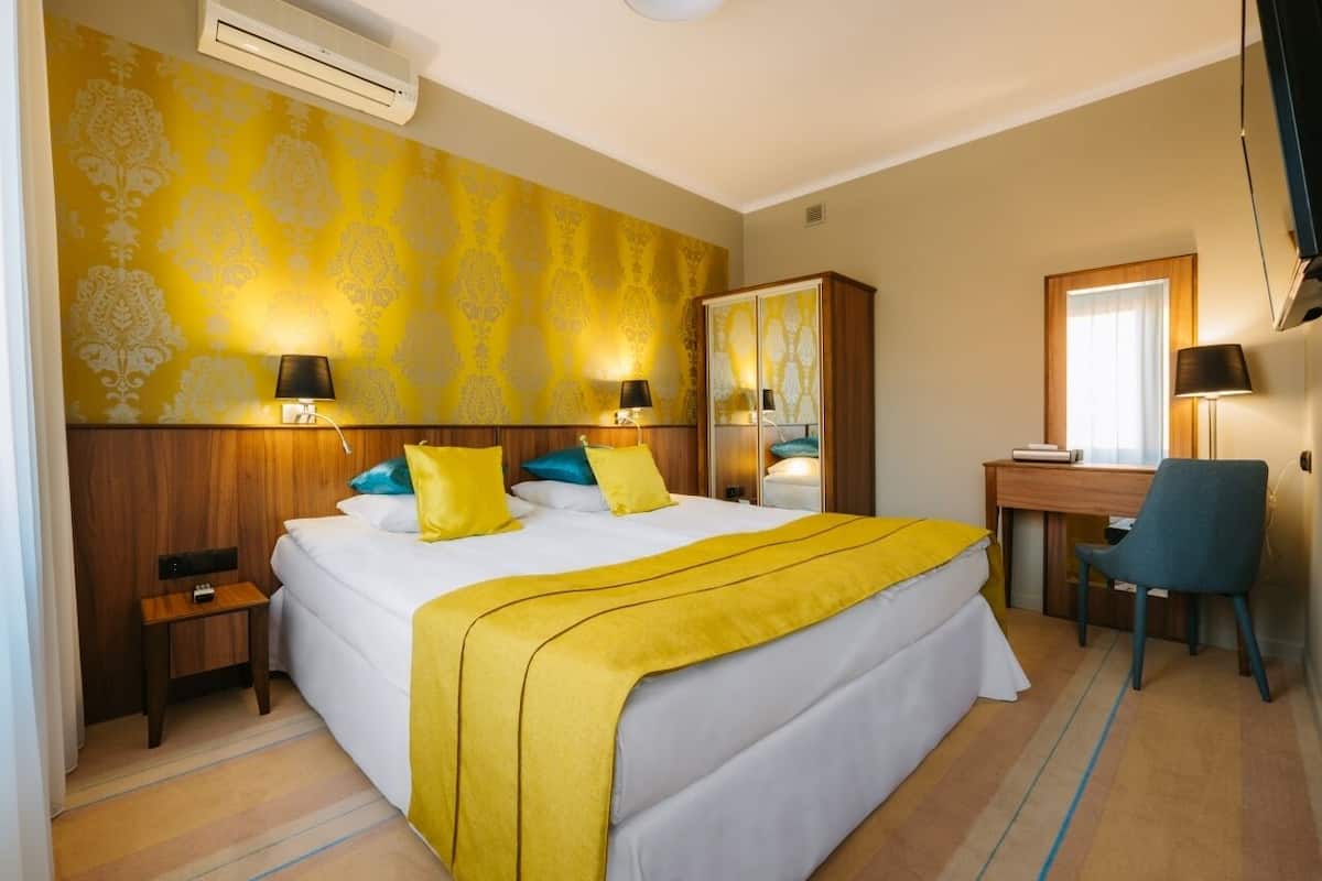 family room | hypo-allergenic bedding, minibar, desk, laptop workspace