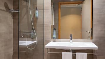 Deep soaking tub, hair dryer, bidet, towels