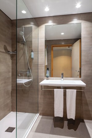 Secadora de cabello, bidet, toallas, shampoo 
