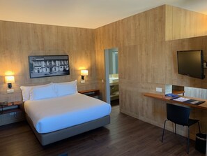 Deluxe Room, 1 Katil Ratu (Queen) | Bar mini, peti besi dalam bilik, meja, langsir/tirai gelap terus 