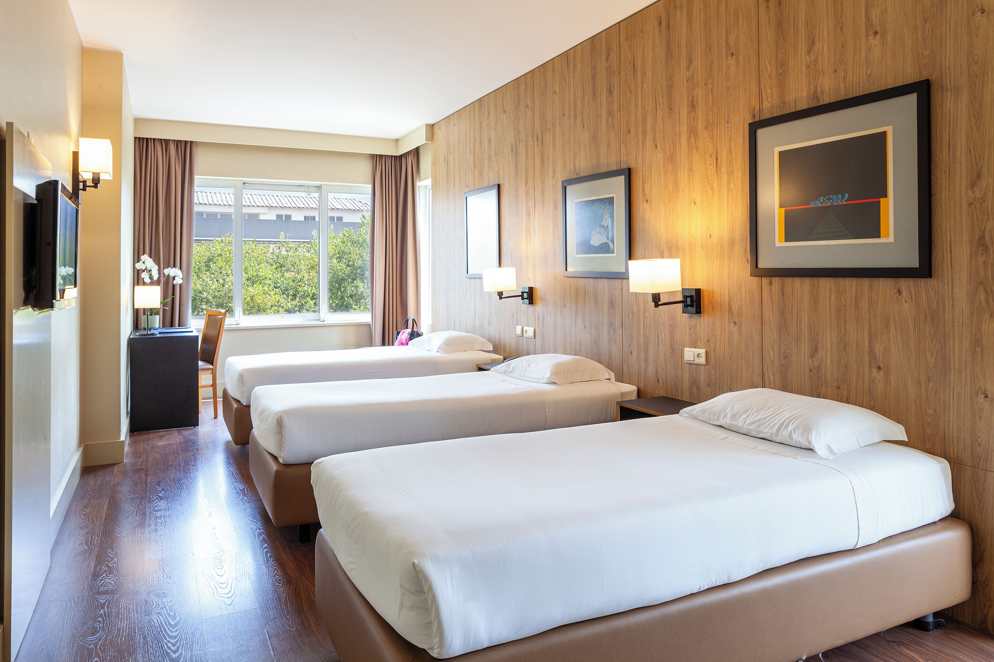 Quadruple Room | Bar mini, peti besi dalam bilik, meja, langsir/tirai gelap terus 