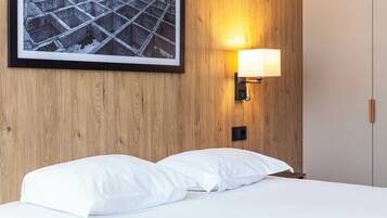 Quarto casal | Frigobar, cofres nos quartos, escrivaninha, cortinas blackout