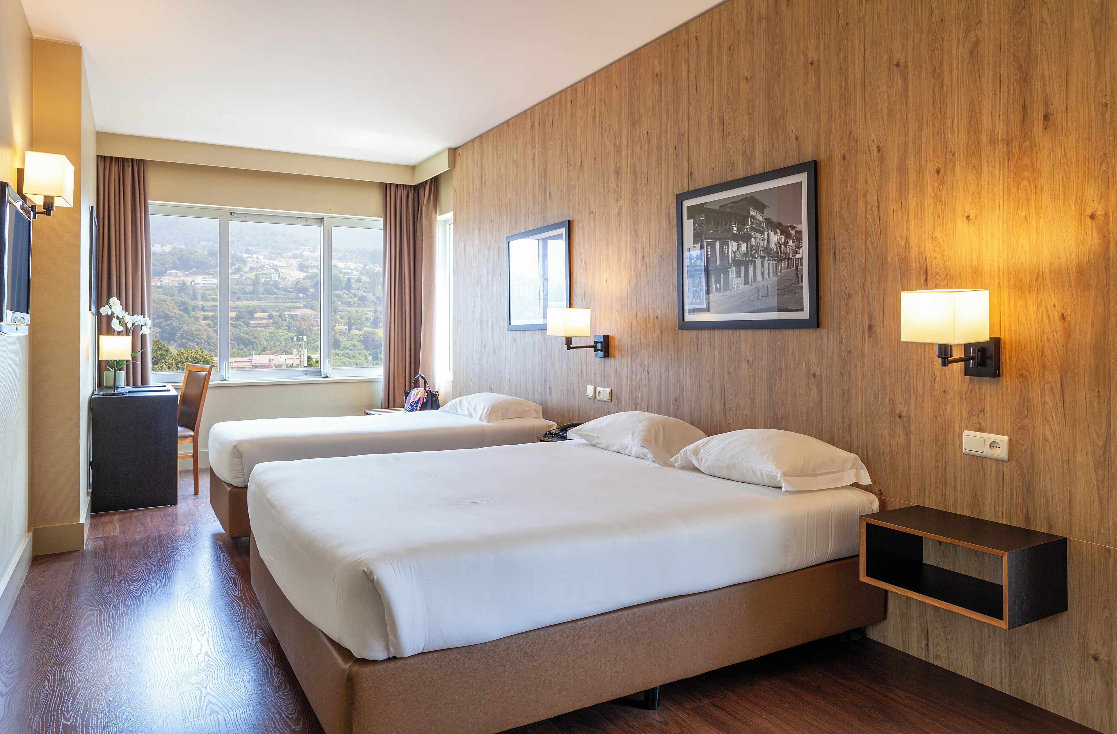 Family Room for 2 adults and 2 children | Bar mini, peti besi dalam bilik, meja, langsir/tirai gelap terus 