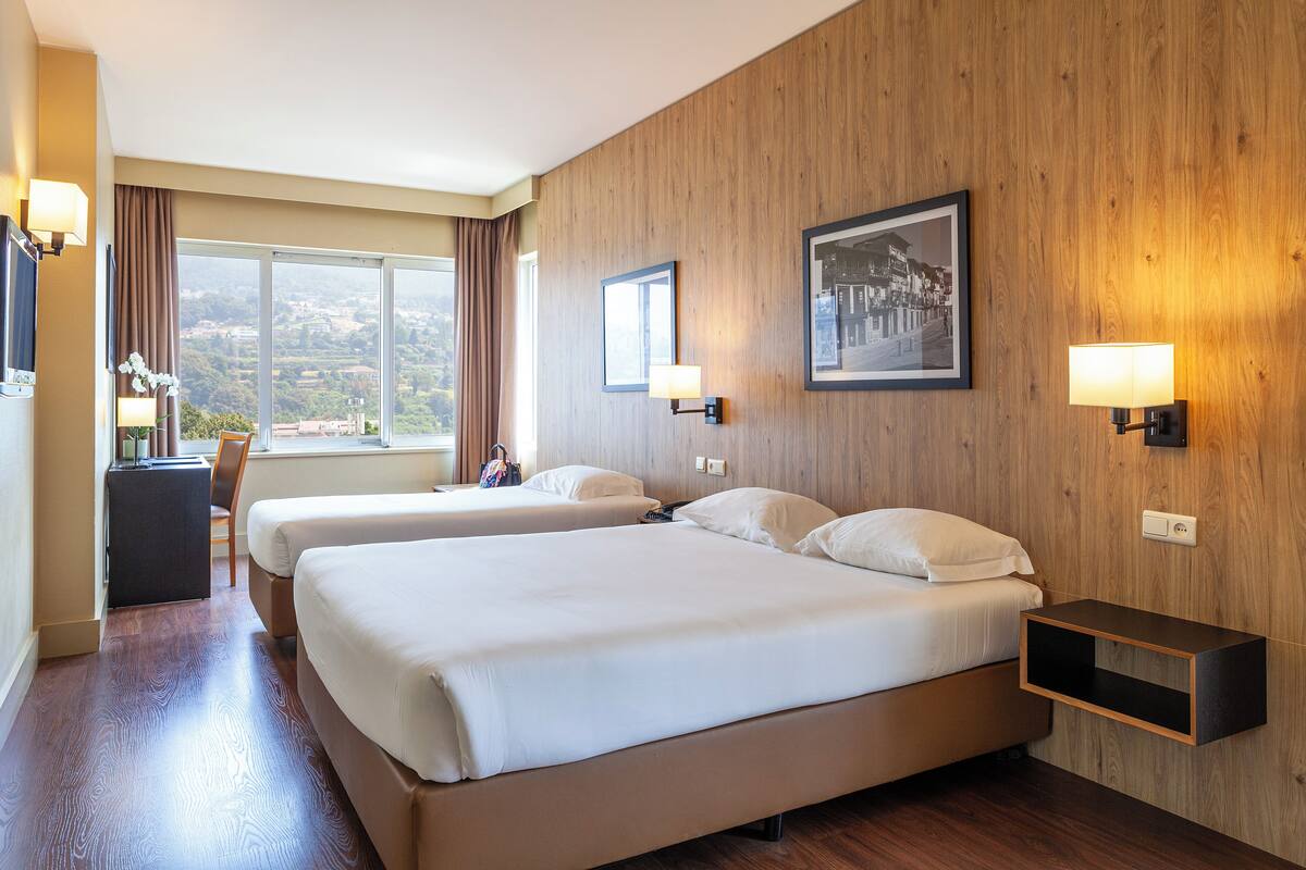Family Room for 2 adults and 2 children | ミニバー、セーフティボックス (室内)、デスク、遮光カーテン