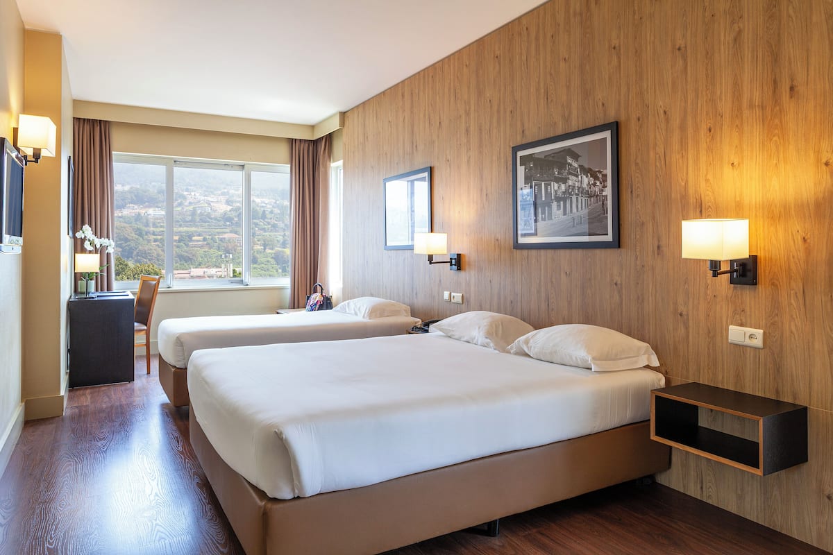 Family Room for 2 adults and 2 children | Minibar, caja de seguridad en la habitación y escritorio