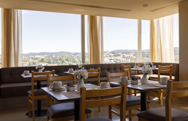 Daily buffet breakfast (EUR 9 per person)