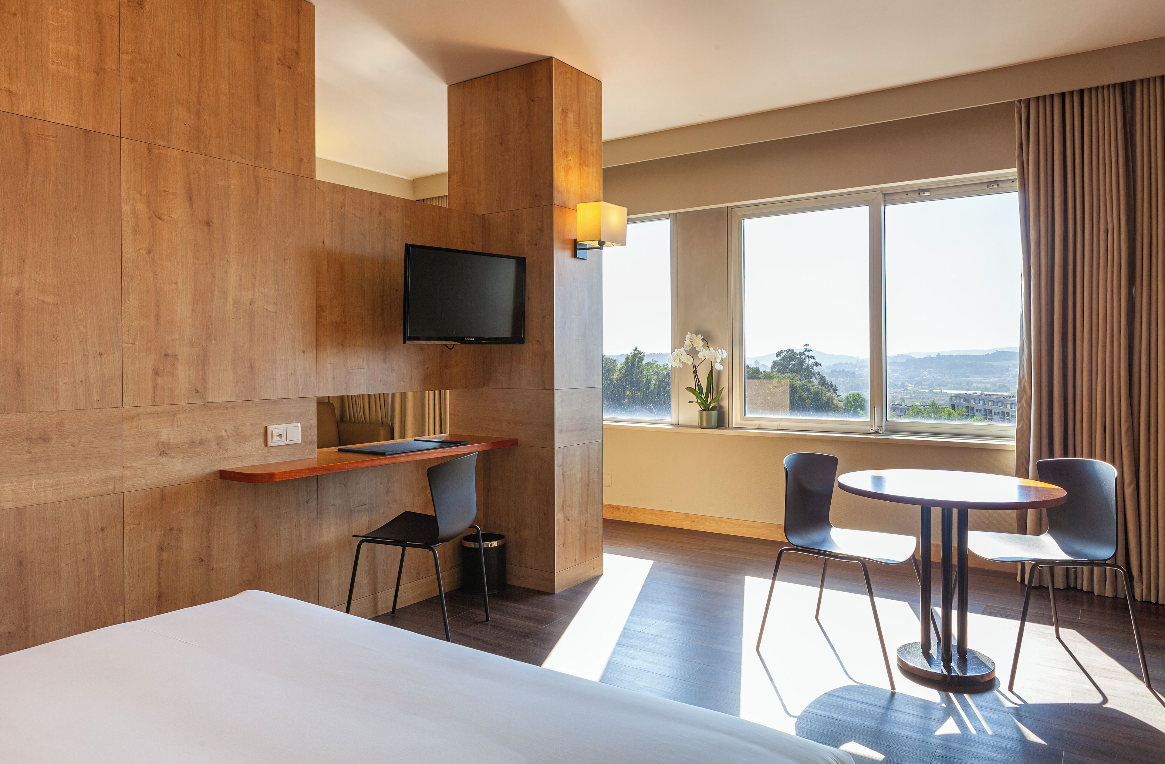 Habitación Deluxe, 1 cama de matrimonio | Minibar, caja fuerte, escritorio y cortinas opacas