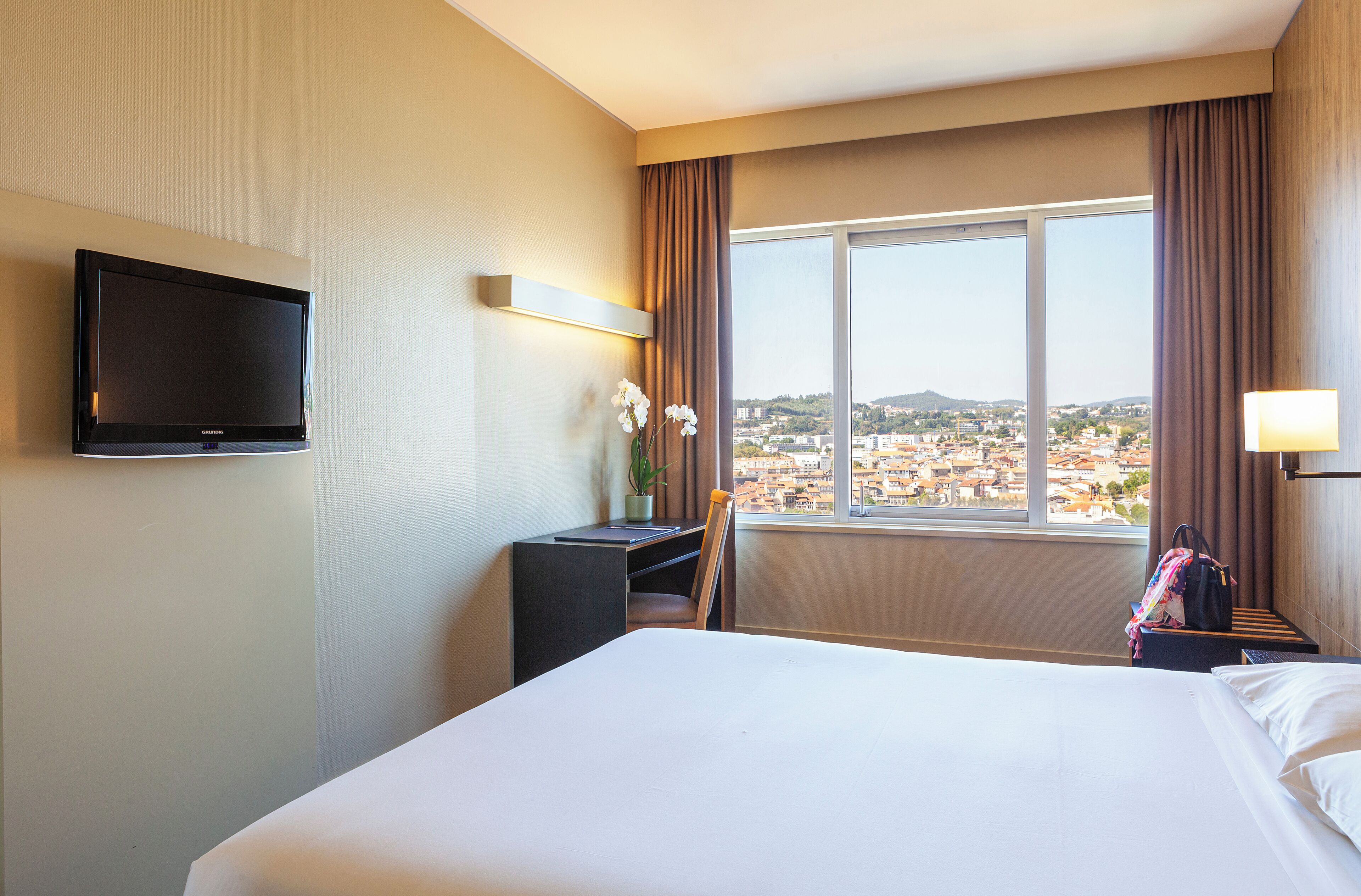 Superior Double Room | Bar mini, peti besi dalam bilik, meja, langsir/tirai gelap terus 