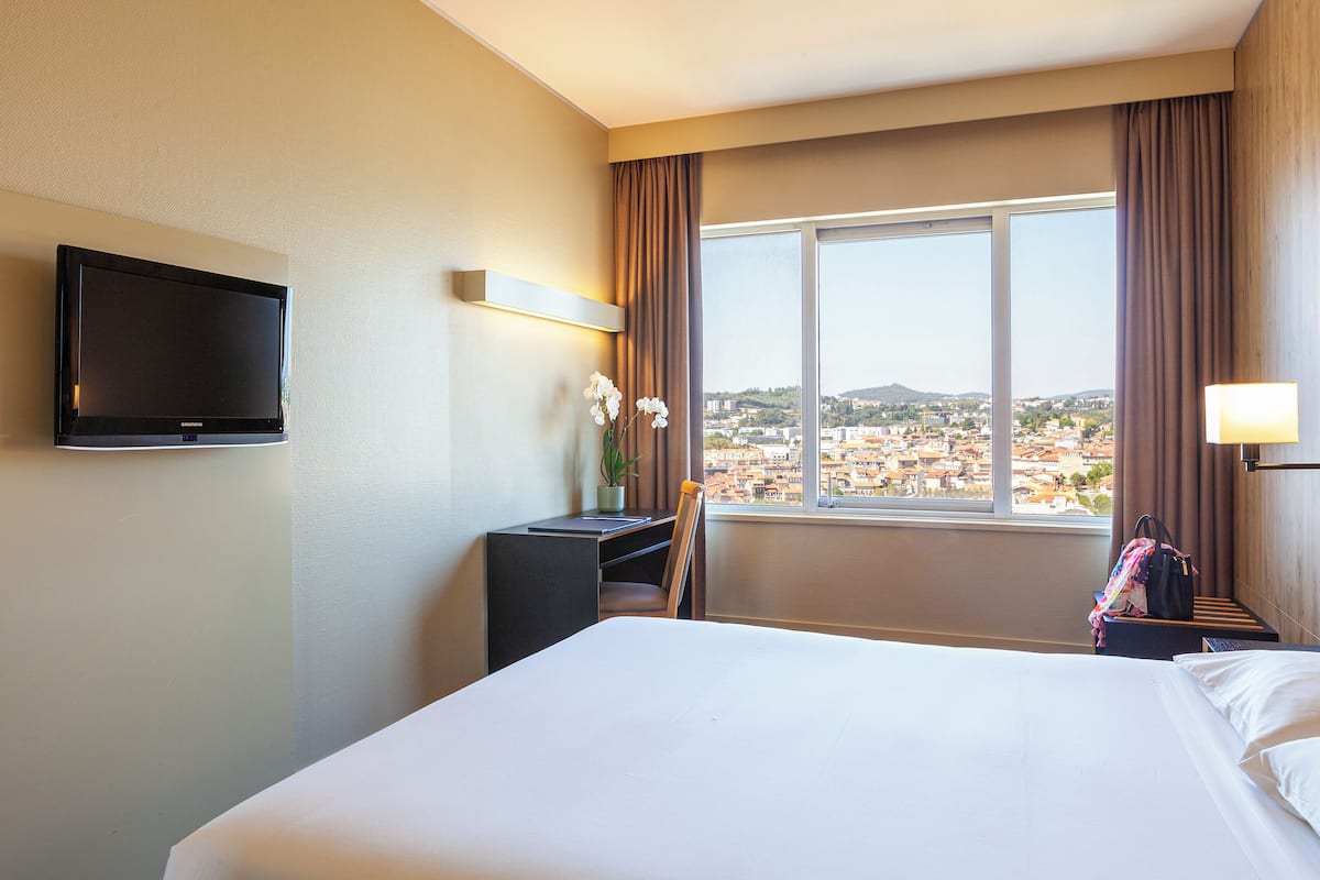 Habitación doble superior | Minibar, caja de seguridad en la habitación y escritorio