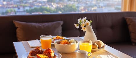 Desayuno buffet diario (EUR 9 por persona)