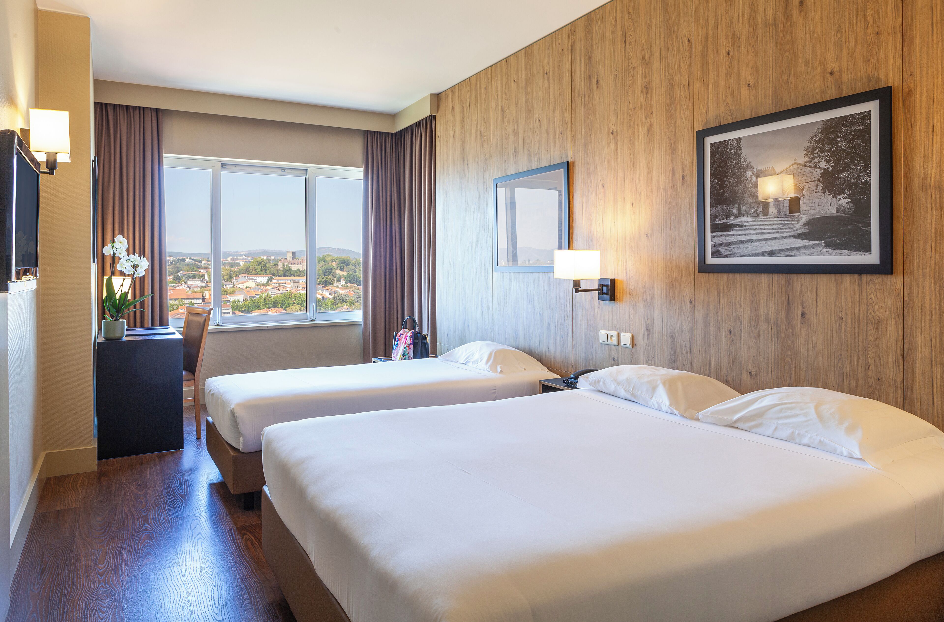 Superior Triple Room | Bar mini, peti besi dalam bilik, meja, langsir/tirai gelap terus 